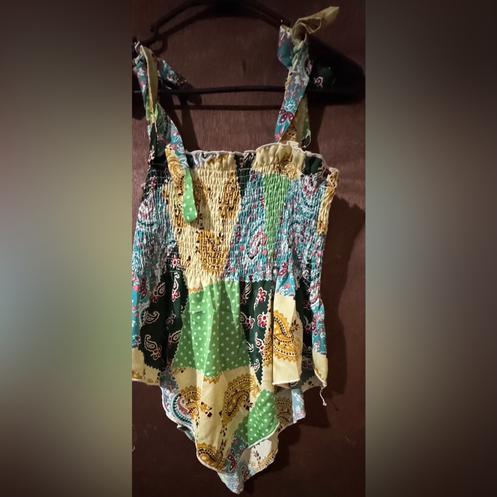 Women’s adorable handkerchief strap top size large